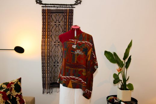 2022_9 Frauen batik bluse, weiße hose, Paulas Pattern Innsbruck